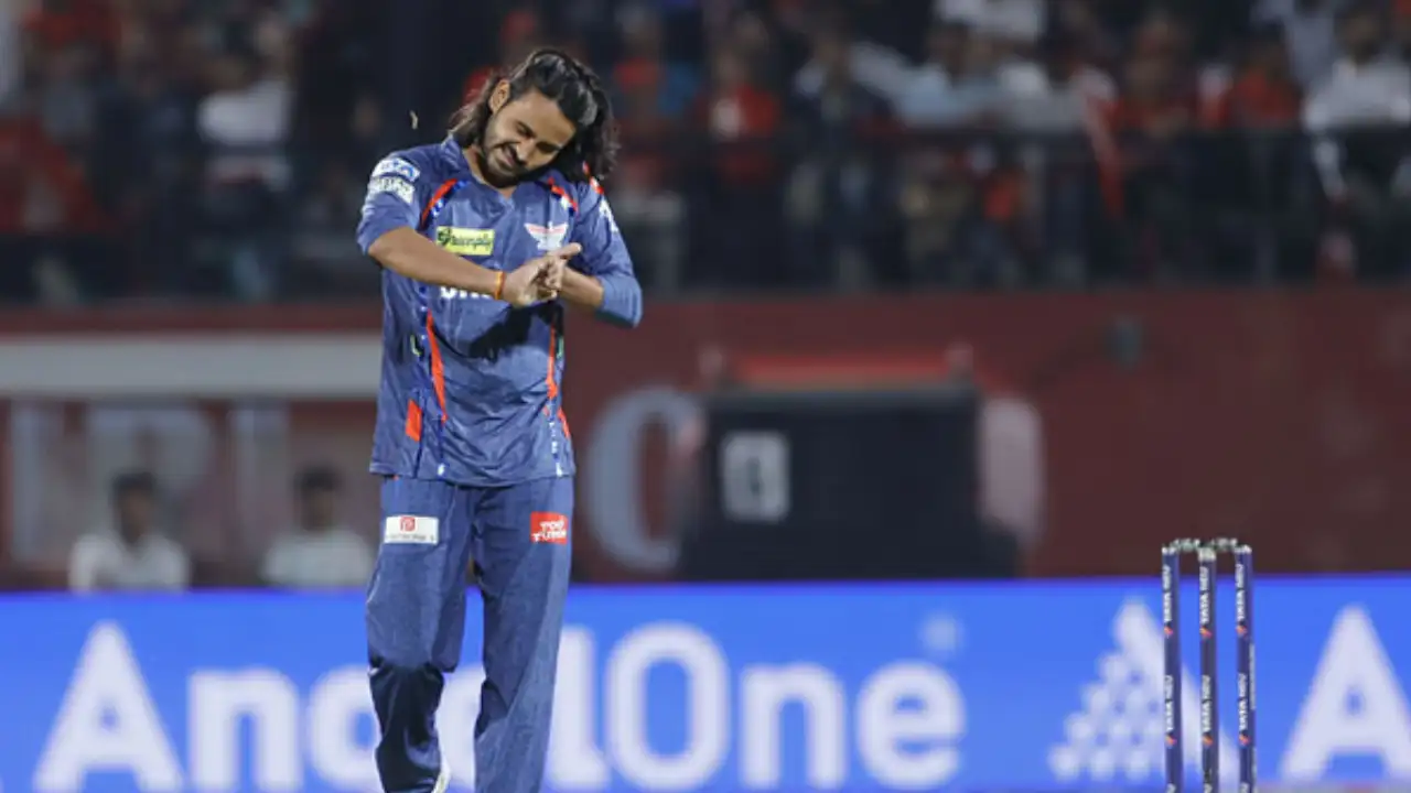 दिग्वेश राठी ने लीग क्रिकेट में 5 गेंदों पर 5 विकेट चटकाए